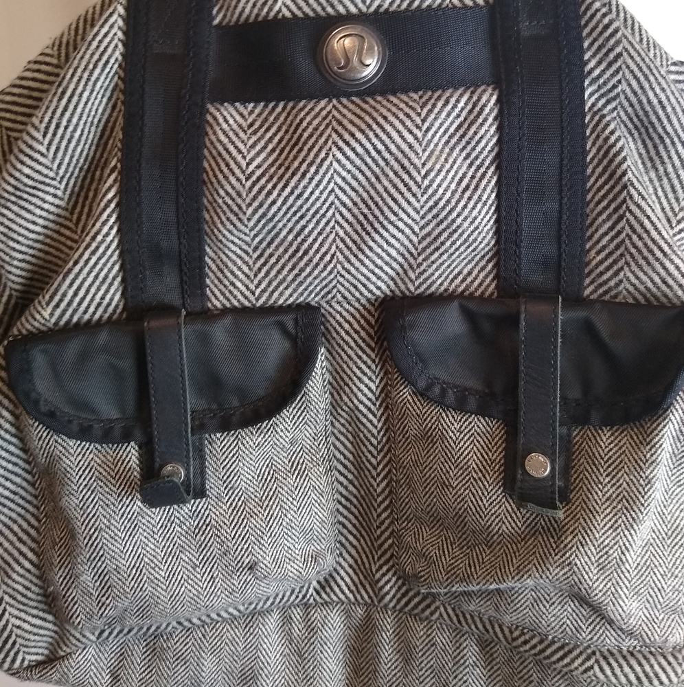 Very large Lululemon gym bag lots of pockets